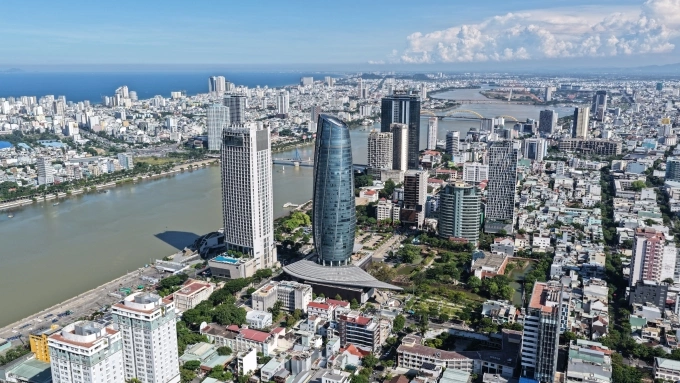 Tòa nhà trung tâm hành chính TP Đà Nẵng (hình trụ), nơi làm việc của hầu hết các sở, ngành thành phố Đà Nẵng mới, tháng 7/2025. Ảnh: Nguyễn Đông