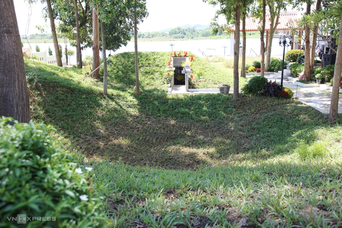 Hố bom và căn hầm nơi các thanh niên xung phong hy sinh 53 năm trước. Ảnh: Đắc Thành
