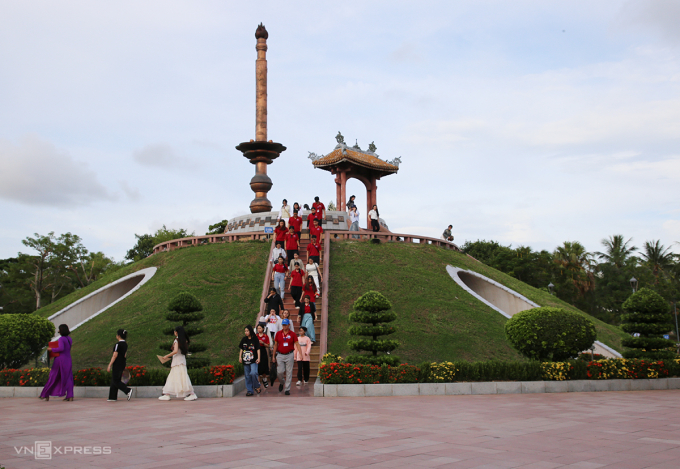 Nhiều bạn trẻ dâng hương tri ân các anh hùng liệt sĩ ở đài tưởng niệm thành cổ. Ảnh: Đắc Thành