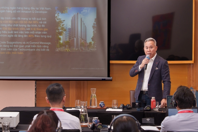Báo cáo về mức độ triển khai ứng dụng AI của các doanh nghiệp Việt được AWS công bố tại sự kiện AWS Cloud Day. Ảnh: Thịnh Hùng