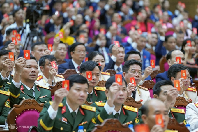 Các đại biểu biểu quyết thông qua Nghị quyết, ngày 18/9. Ảnh: Nguyễn Đông