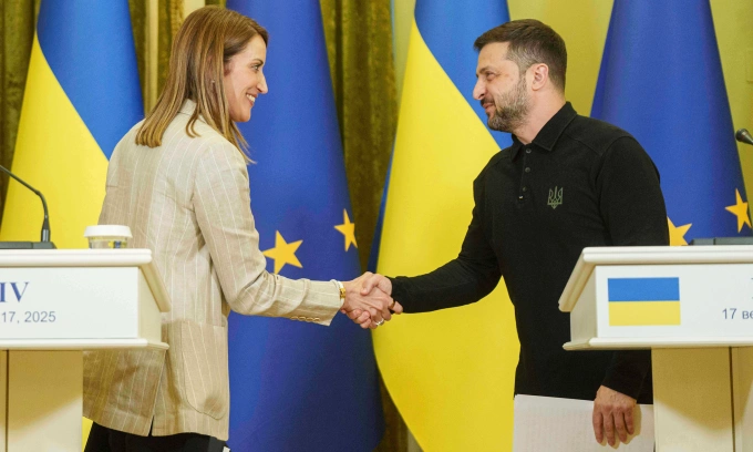 Bà Metsola và ông Zelensky bắt tay tại cuộc họp báo chung ở Kiev hôm 17/9. Ảnh: AP