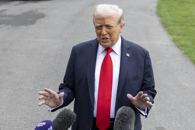 Tổng thống Mỹ Donald Trump trả lời báo chí bên ngoài Nhà Trắng ngày 16/9. Ảnh: AFP