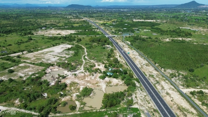 Cao tốc Vĩnh Hảo - Phan Thiết qua vùng đất cát xã Hàm Liêm, tỉnh Lâm Đồng. Ảnh: Việt Quốc