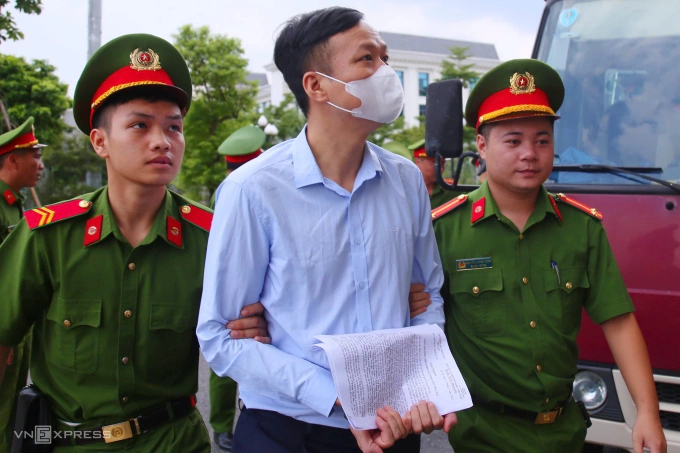 Lê Ô Pích, cựu Phó chủ tịch UBND tỉnh Bắc Giang tới nghe tuyên án, chiều 18/9. Ảnh: Phạm Dự