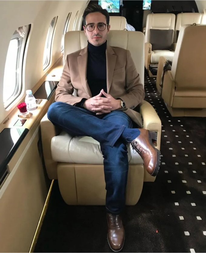Simon Leviev thường đăng ảnh cuộc sống sang chảnh trên trang cá nhân. Ảnh: Instagram