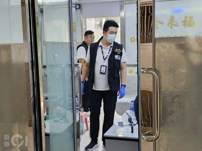 Cảnh sát điều tra hiện trường. Ảnh: HK01