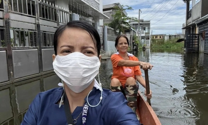 Crissa Tolentino đi làm bằng thuyền. Ảnh: BBC