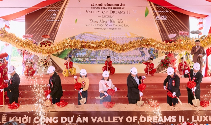 Nghi thức xúc cát tại Lễ khởi công Valley of Dreams II - Luxury sáng 17/9. Ảnh: SetiaBecamex