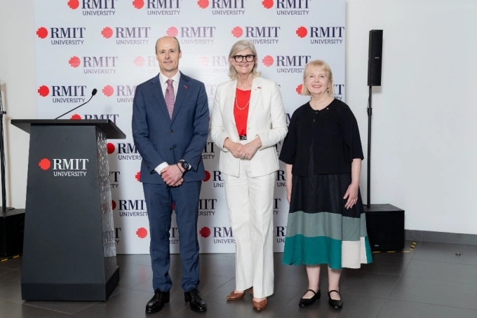 Tổng giám đốc Đại học RMIT Việt Nam Giáo sư Scott Thompson-Whiteside, Toàn quyền Australia bà Sam Mostyn AC, Chủ tịch Hội đồng Đại học RMIT bà Peggy O’Neal AO (từ trái sang). Ảnh: RMIT