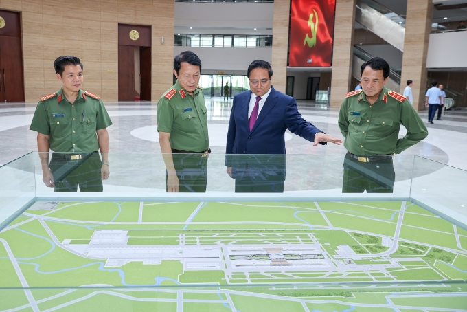 Thủ tướng và các đại biểu xem mô hình quy hoạch tổng thể sân bay Gia Bình. Ảnh: VGP
