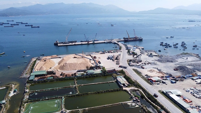 Khu vực lấn biển làm kho xăng dầu và nhiên liệu bay ở phường Cam Linh, Khánh Hòa. Ảnh: Hoàng Sao