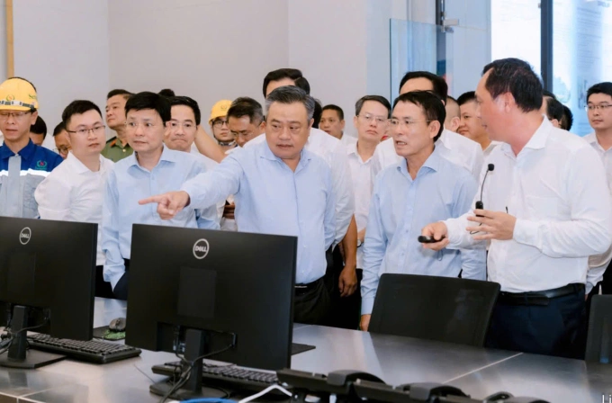 Chủ tịch UBND thành phố Trần Sỹ Thanh thăm quan Nhà máy điện tác Seraphin sáng 18/9. Ảnh: Hoàng Phong
