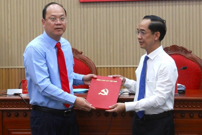 Ông Nguyễn Hồ Hải, Bí thư Tỉnh ủy Cà Mau trao quyết định cho ông Hồ Thanh Thủy. Ảnh: An Minh