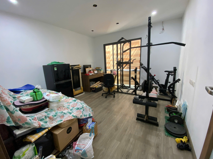 Toàn cảnh phòng nhìn từ cửa ra vào, thiết bị tập chiếm phần lớn diện tích, trong khi đồ đạc sinh hoạt xếp lộn xộn làm giảm hứng thú sử dụng. Ảnh độc giả cung cấp