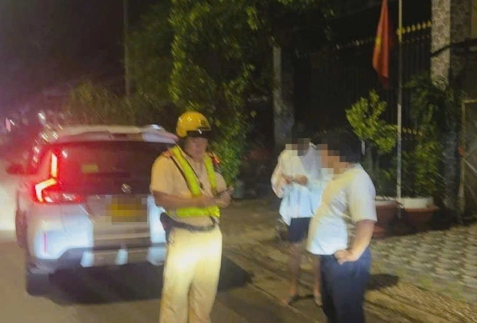 Cảnh sát giải cứu nạn nhân trong đêm. Ảnh: Thái Hà