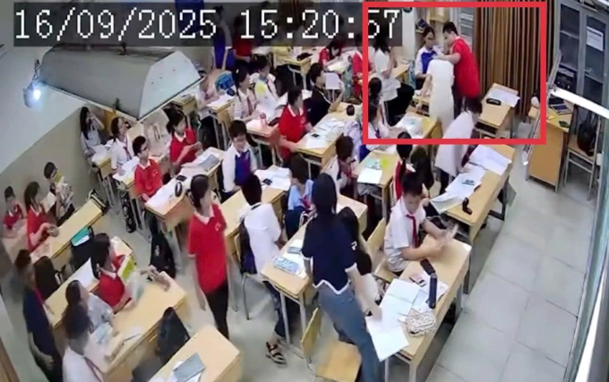 Nam sinh lớp 7 giật tóc, ghìm đầu cô giáo chủ nhiệm. Ảnh cắt từ video