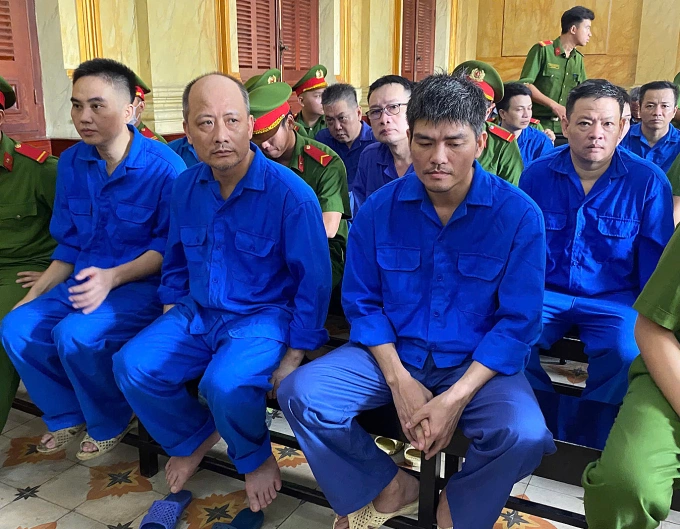 Các bị cáo trong đường dây buôn lậu 113 kg vàng. Ảnh: Hải Duyên