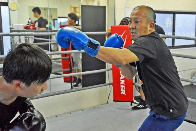Sư trụ trì Chiyuki Yanaru tập đối kháng với võ sinh ở lò Raigoji, tỉnh Fukuoka. Ảnh: Mainichi