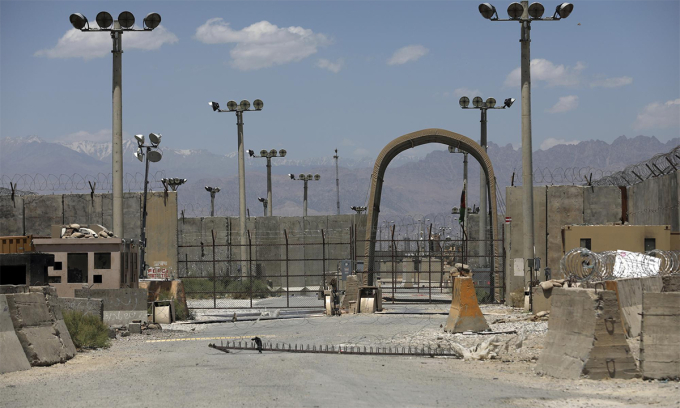 Khu vực cổng vào căn cứ Bagram bị bỏ hoang từ cuối tháng 6/2021, trước khi những đơn vị Mỹ cuối cùng rút khỏi Afghanistan. Ảnh: AP