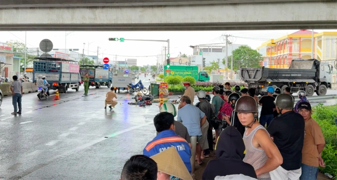 Cơ quan chức năng Vĩnh Long khám nghiệm hiện trường vụ tai nạn, chiều 19/9. Ảnh: An Bình