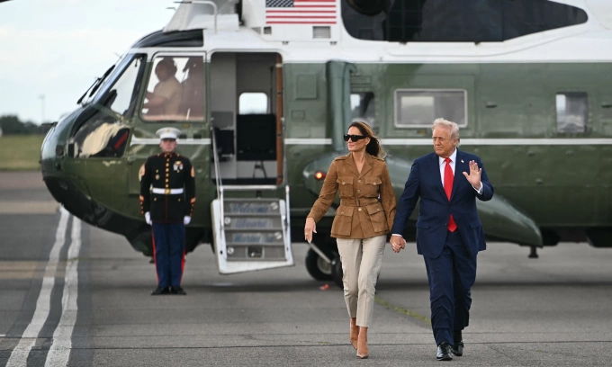 Vợ chồng Tổng thống Trump rời trực thăng để lên chuyên cơ Không lực Một tại sân bay London Stansted hôm 18/9. Ảnh: AFP
