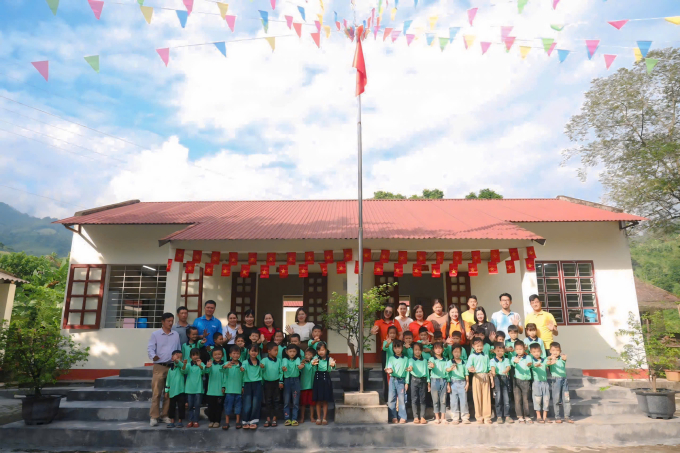 Đại diện Quỹ Hy vọng, Quỹ người FPT vì cộng đồng - Tập đoàn FPT bàn giao công trình mới tại điểm Sải Duẩn, trường Phổ thông dân tộc bán trú Tiểu học Phìn Ngan, ngày 18/9. Ảnh: N.H