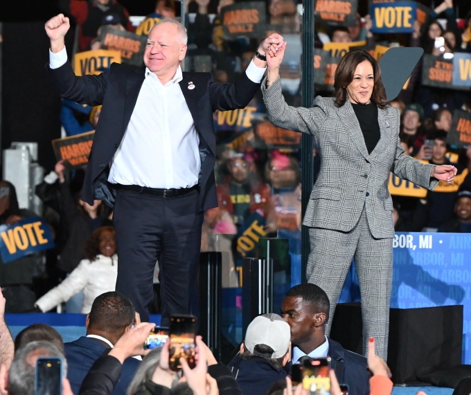Bà Kamala Harris và ông Tim Walz trong một sự kiện vận động tranh cử ở Ann Arbor, bang Michigan tháng 10/2024. Ảnh: AFP