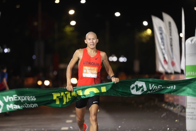 Triệu Tiến Luyện cán đích 21km VnExpress Marathon Cần Thơ sau 1 giờ 14 phút 22 giây. Ảnh: VnExpress Marathon