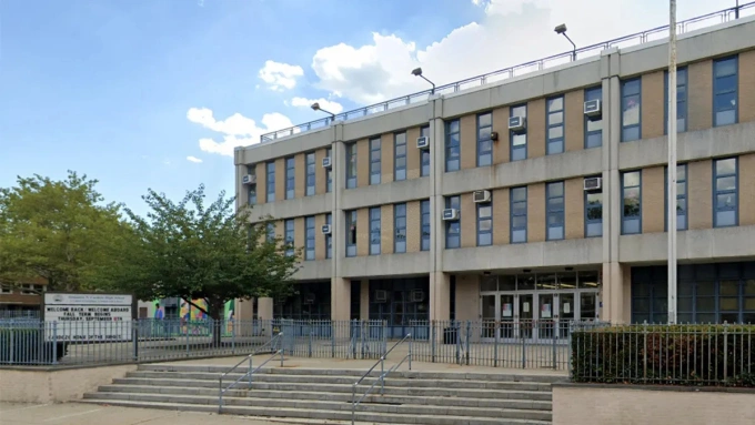 Trường trung học Benjamin N. Cardozo tại Bayside, hạt Queens. Ảnh: FOX News