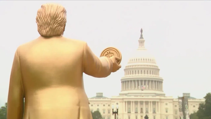 Bức tượng ông Trump cầm Bitcoin hướng về phía Điện Capitol. Ảnh: 7News