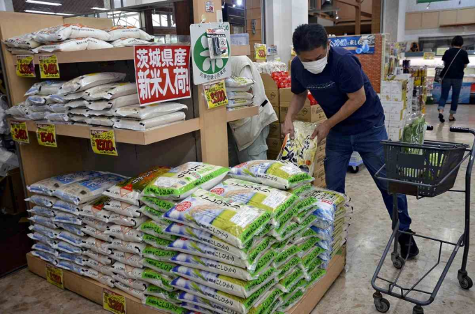Gạo được bày bán trong siêu thị ở Tokyo, Nhật Bản. Ảnh: Yomiuri