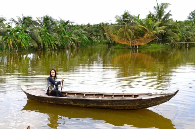 Du khách trải nghiệm bơi xuồng gỗ. Ảnh: Chúc Ly