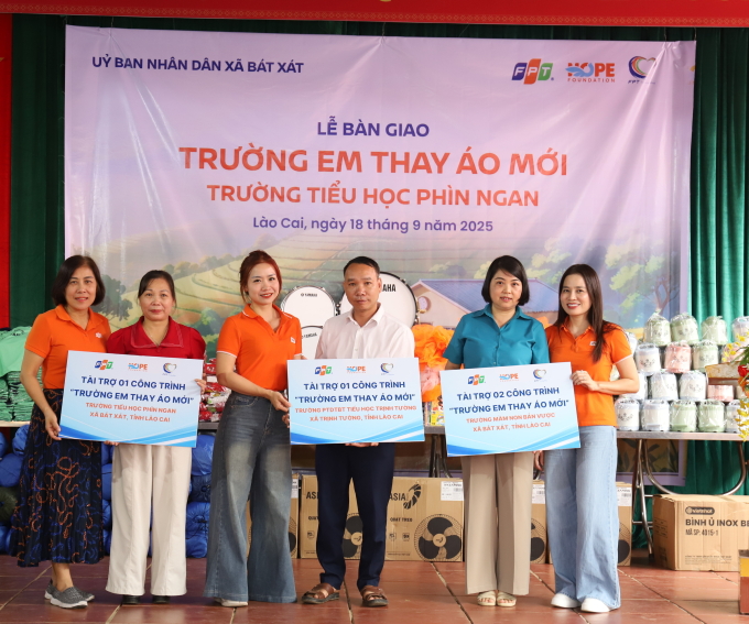Đại diện Quỹ người FPT vì cộng đồng - Tập đoàn FPT bàn giao công trình mới cho các trường ở Bát Xát, ngày 18/9. Ảnh: Nga Thanh