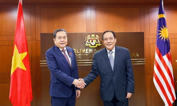 Chủ tịch Thượng viện Malaysia Dato Awang Bemee Awang Ali Basah đón Chủ tịch Quốc hội Trần Thanh Mẫn. Ảnh: TTXVN