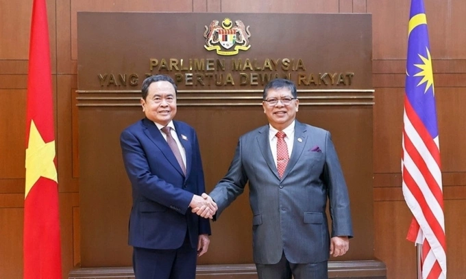 Chủ tịch Hạ viện Malaysia Tan Sri Dato Johari bin Abdul đón Chủ tịch Quốc hội Trần Thanh Mẫn. Ảnh: TTXVN