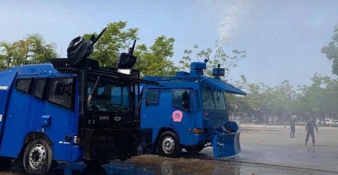 Xe đặc dụng của cảnh sát Thái Lan được trang bị vòi rồng. Ảnh: Nation