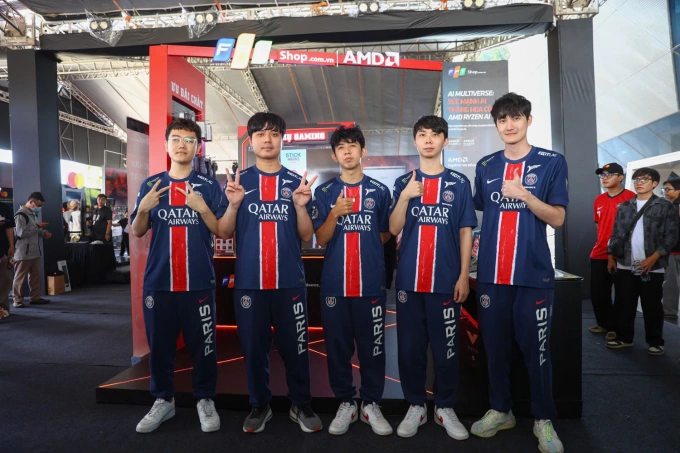 Các tuyển thủ PSG checkin với gian hàng của FPTShop tại sự kiện.