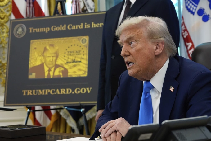 Tổng thống Mỹ Donald Trump và mô hình thẻ vàng Trump tại Nhà Trắng ngày 19/9. Ảnh: AP