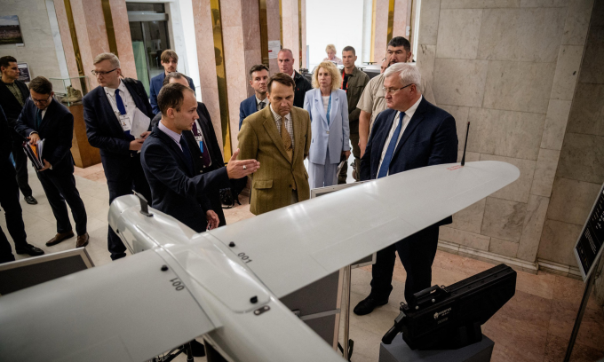 Ngoại trưởng Ba Lan Radoslaw Sikorski (giữa) thăm triển lãm về drone tại Kiev, Ukraine hôm 12/9. Ảnh: AFP