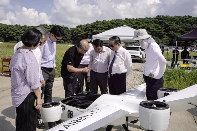 Các chuyên gia của CT UAV và Airbility bên nguyên mẫu UAV thử nghiệm. Ảnh: CT UAV