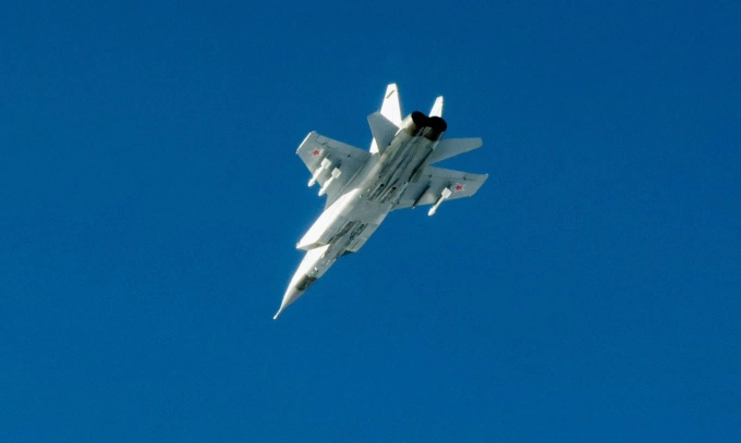 Tiêm kích MiG-31 Nga nhìn từ phi cơ Thụy Điển ở Biển Baltic hôm 19/9. Ảnh: Không quân Thụy Điển