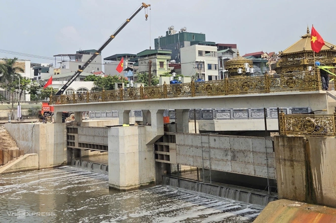 Đập dâng đầu tiên trên sông Tô Lịch đã hoàn thành và đưa vào sử dụng. Ảnh: Võ Hải