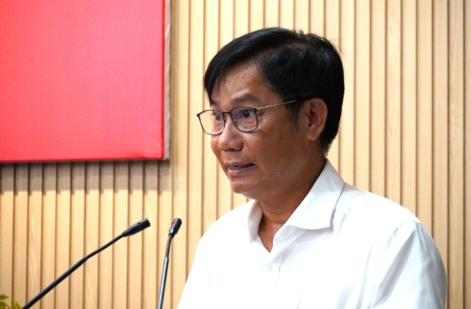Ông Đỗ Văn Sử, Chủ tịch UBND xã Sông Đốc thông tin vụ việc tại buổi họp báo hôm nay. Ảnh: Chúc Ly