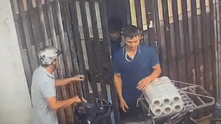Cảnh sát hóa trang, đột kích xưởng làm giả nước giặt 'hàng ngoại'