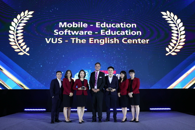 Bà Lê Quang Thục Quỳnh, Tổng giám đốc VUS nhận giải thưởng dành cho hệ sinh thái ứng dụng Ovi. Ảnh: VUS