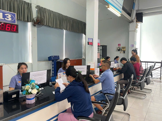 Khách mua vé tàu Tết tại ga Sài Gòn, sáng 20/9. Ảnh: Giang Anh