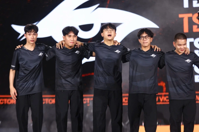 5 tuyển thủ của Team Secret Whales ăn mừng chiến thắng tại trận chung kết nhánh thua, tối 20/9. Ảnh: Quỳnh Trần