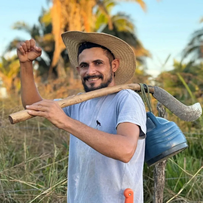 Reinaldo da Silva Melo nổi tiếng nhờ các video hái quả Juquira và làm nông. Ảnh: Jam press