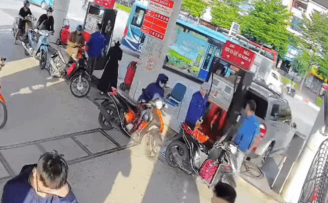 Ôtô húc đổ cột bơm xăng gây cháy ở Hà Nội